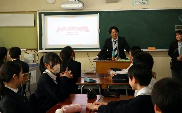 「まいひなペイ」「CG導入」中学生が地域活性をガチで考えた！カードゲームで学ぶ“業種連携”キャリア教育授業に潜入