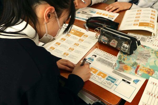 「まいひなペイ」「CG導入」中学生が地域活性をガチで考えた！カードゲームで学ぶ“業種連携”キャリア教育授業に潜入