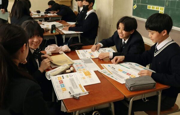 「まいひなペイ」「CG導入」中学生が地域活性をガチで考えた！カードゲームで学ぶ“業種連携”キャリア教育授業に潜入