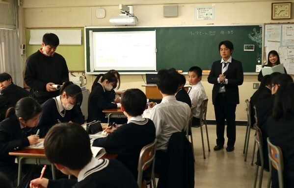 「まいひなペイ」「CG導入」中学生が地域活性をガチで考えた！カードゲームで学ぶ“業種連携”キャリア教育授業に潜入