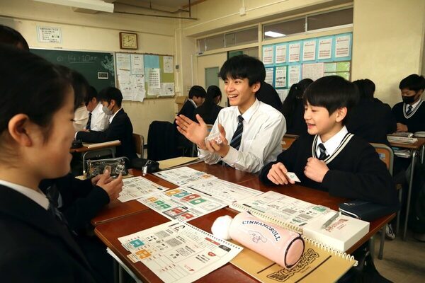 「まいひなペイ」「CG導入」中学生が地域活性をガチで考えた！カードゲームで学ぶ“業種連携”キャリア教育授業に潜入