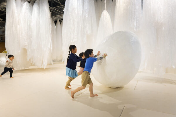 “背中に羽”で春の生き物になりきり！花粉を気にせず、室内で思いきり遊べるイベントがPLAY! PARKで開催