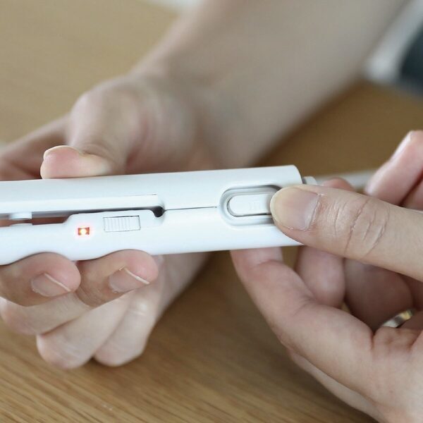 入園準備……「名前付けラッシュ」を救う新商品！挟んでギュッとするだけ！アイロン台いらず・USB給電・わずか65g。