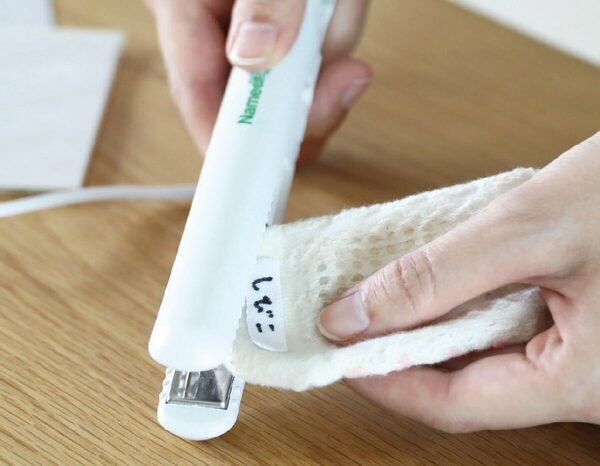 入園準備……「名前付けラッシュ」を救う新商品！挟んでギュッとするだけ！アイロン台いらず・USB給電・わずか65g。