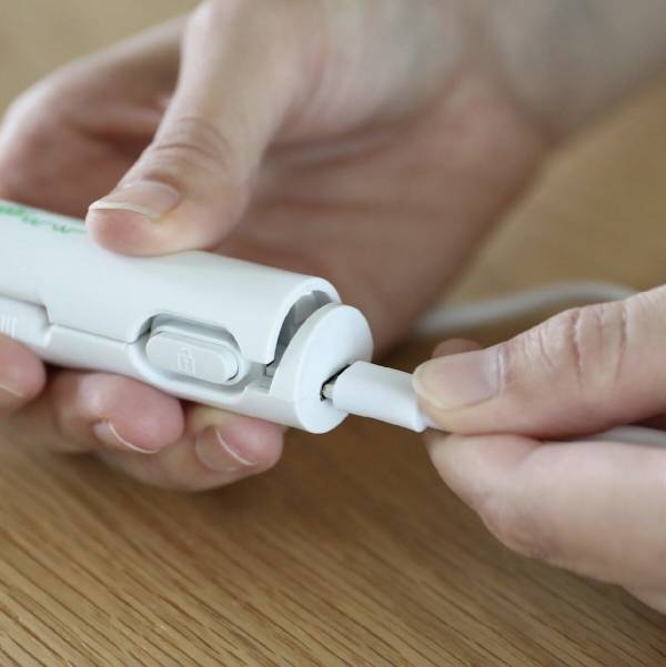 入園準備……「名前付けラッシュ」を救う新商品！挟んでギュッとするだけ！アイロン台いらず・USB給電・わずか65g。