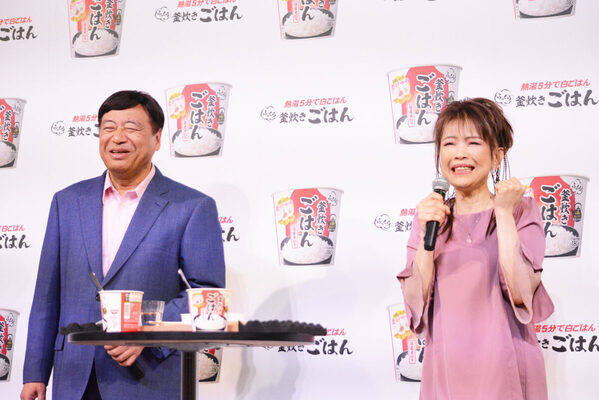 夢グループの石田社長と保科有里さんが登場！「社長～、お高いんじゃないですか～？」も披露【日清食品 新商品発表会】