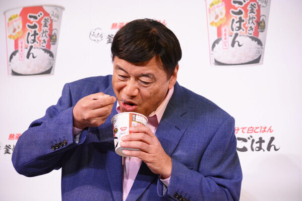 夢グループの石田社長と保科有里さんが登場！「社長～、お高いんじゃないですか～？」も披露【日清食品 新商品発表会】