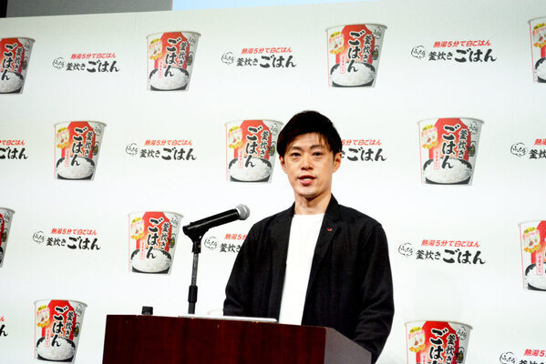 夢グループの石田社長と保科有里さんが登場！「社長～、お高いんじゃないですか～？」も披露【日清食品 新商品発表会】