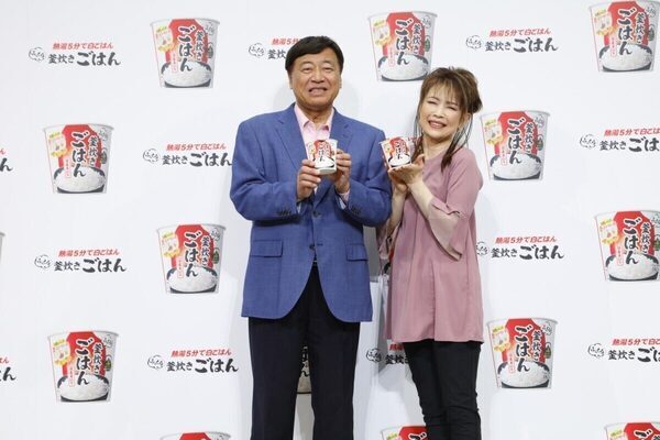 夢グループの石田社長と保科有里さんが登場！「社長～、お高いんじゃないですか～？」も披露【日清食品 新商品発表会】