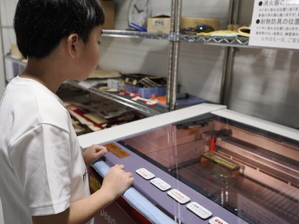 「僕のデザインが現れた！」小4男子がレーザーで刻んだMy定規に感激。科学技術館の2大体験プログラムに1日で挑戦（東京・千代田区）