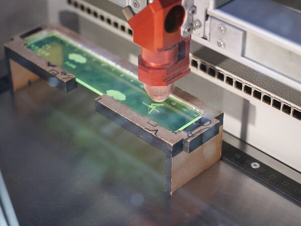 「僕のデザインが現れた！」小4男子がレーザーで刻んだMy定規に感激。科学技術館の2大体験プログラムに1日で挑戦（東京・千代田区）