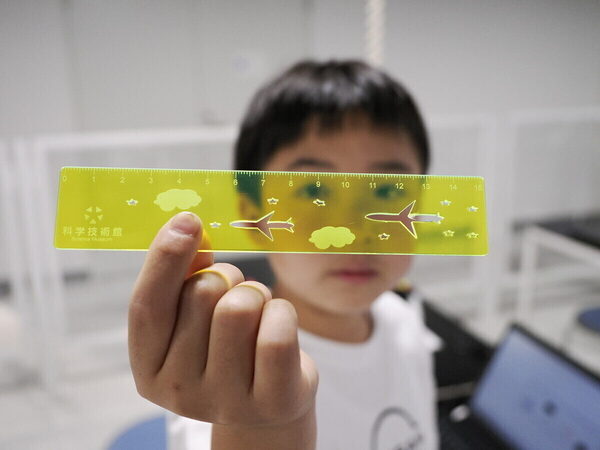 「僕のデザインが現れた！」小4男子がレーザーで刻んだMy定規に感激。科学技術館の2大体験プログラムに1日で挑戦（東京・千代田区）
