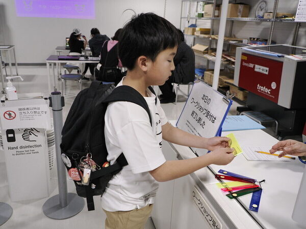 「僕のデザインが現れた！」小4男子がレーザーで刻んだMy定規に感激。科学技術館の2大体験プログラムに1日で挑戦（東京・千代田区）