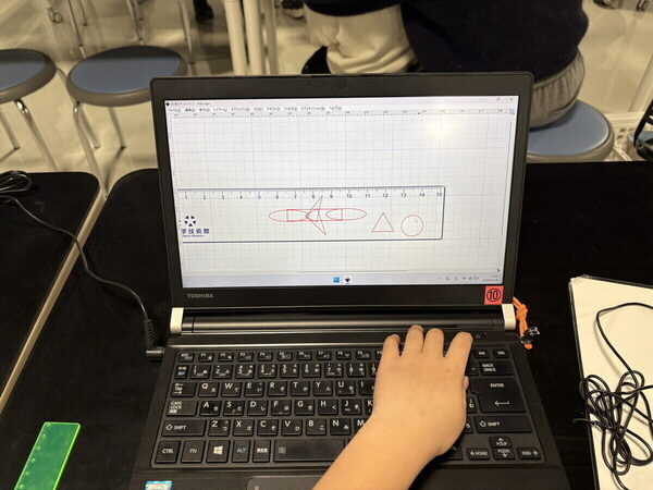 「僕のデザインが現れた！」小4男子がレーザーで刻んだMy定規に感激。科学技術館の2大体験プログラムに1日で挑戦（東京・千代田区）