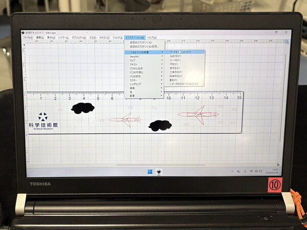 「僕のデザインが現れた！」小4男子がレーザーで刻んだMy定規に感激。科学技術館の2大体験プログラムに1日で挑戦（東京・千代田区）