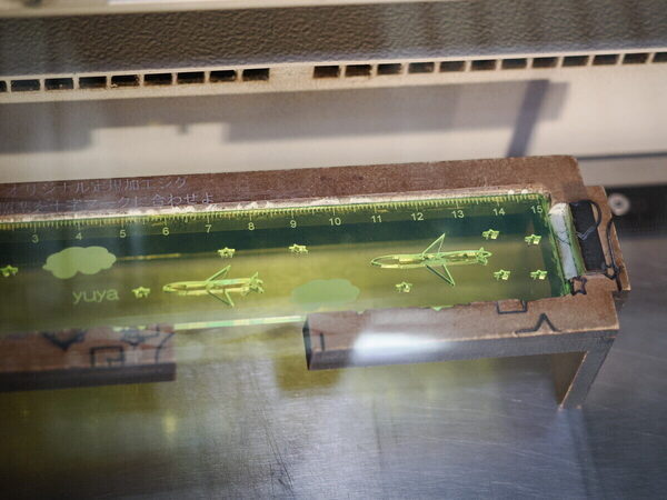 「僕のデザインが現れた！」小4男子がレーザーで刻んだMy定規に感激。科学技術館の2大体験プログラムに1日で挑戦（東京・千代田区）