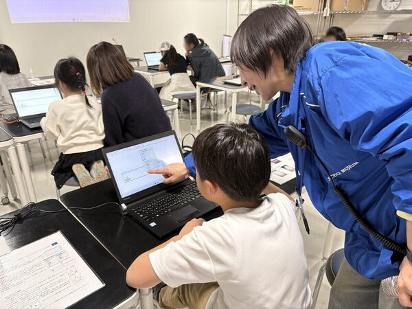 「僕のデザインが現れた！」小4男子がレーザーで刻んだMy定規に感激。科学技術館の2大体験プログラムに1日で挑戦（東京・千代田区）