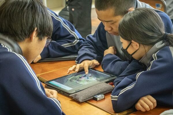 その写真、自宅がバレます！瞳の反射で身バレするドコモの「SNS体験ゲーム」に中学生も震えた