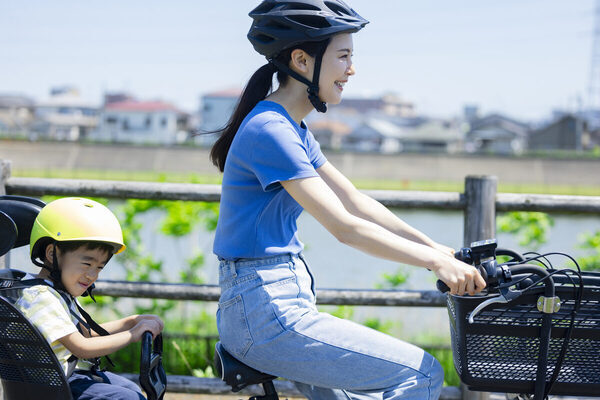 【子乗せ自転車】幼児用座席に座る4歳児の足がガードレールに激突、太もも骨折で3週間入院。春から送迎デビューの親が知るべき鉄則
