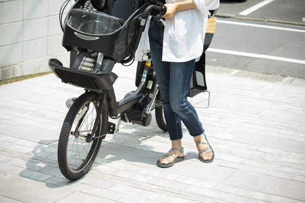 【子乗せ自転車】幼児用座席に座る4歳児の足がガードレールに激突、太もも骨折で3週間入院。春から送迎デビューの親が知るべき鉄則