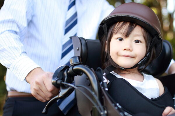 【子乗せ自転車】幼児用座席に座る4歳児の足がガードレールに激突、太もも骨折で3週間入院。春から送迎デビューの親が知るべき鉄則