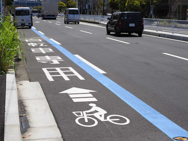 【子乗せ自転車】幼児用座席に座る4歳児の足がガードレールに激突、太もも骨折で3週間入院。春から送迎デビューの親が知るべき鉄則