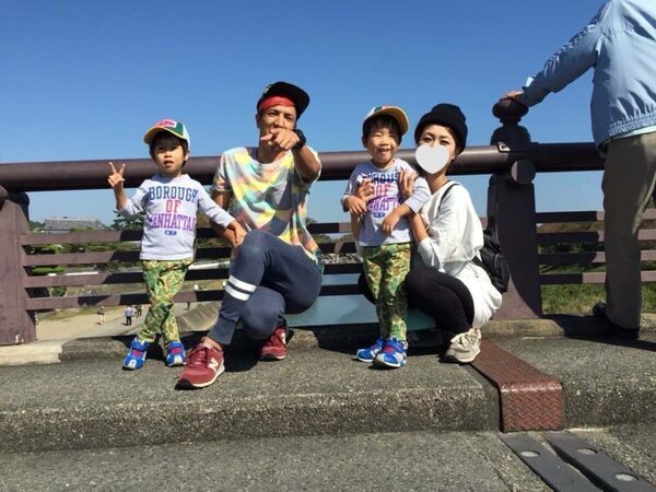 病院脱出もワンオペ双子育児で「エレベーターも乗られへん」 芸人妻が明かす「最初から限界だった」壮絶な0歳時期の子育て