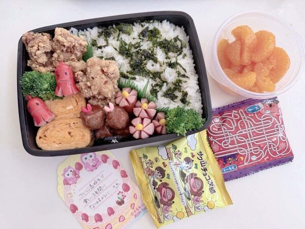 辻希美さん、長男の新生活で「弁当作り」スタート！ 美味しそうな唐揚げ弁当と一緒に添えたメッセージカードに記した言葉は…