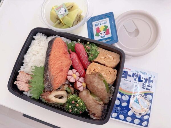 辻希美さん、長男の新生活で「弁当作り」スタート！ 美味しそうな唐揚げ弁当と一緒に添えたメッセージカードに記した言葉は…