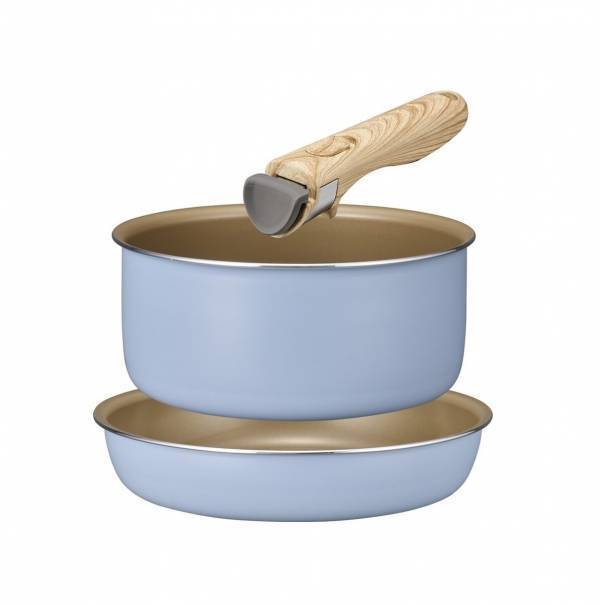 フライパンがかわいいだけで料理したくなるの、わかる。累計800万枚の人気エバークックにスモーキーブルー新セットが登場