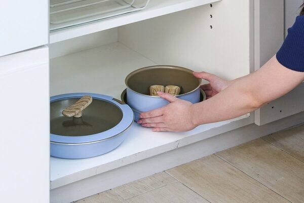 フライパンがかわいいだけで料理したくなるの、わかる。累計800万枚の人気エバークックにスモーキーブルー新セットが登場