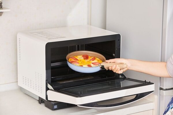 フライパンがかわいいだけで料理したくなるの、わかる。累計800万枚の人気エバークックにスモーキーブルー新セットが登場