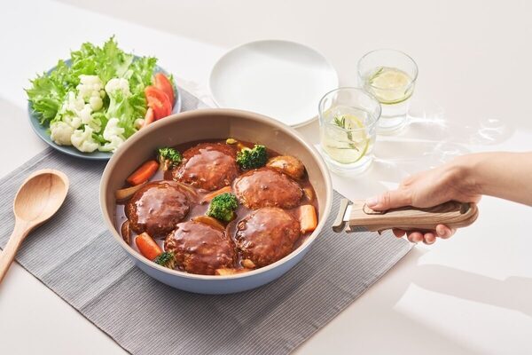 フライパンがかわいいだけで料理したくなるの、わかる。累計800万枚の人気エバークックにスモーキーブルー新セットが登場