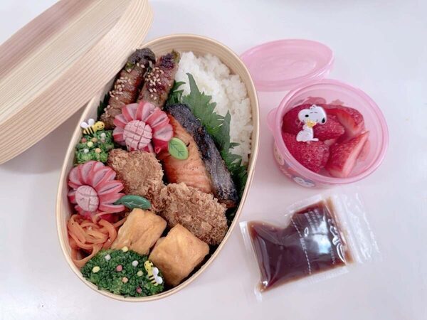 辻希美さんが高1男子のお弁当箱をリニューアル「焼き鮭×卵焼き×フライ」食欲をそそるまげわっぱ弁当が美味しそう！