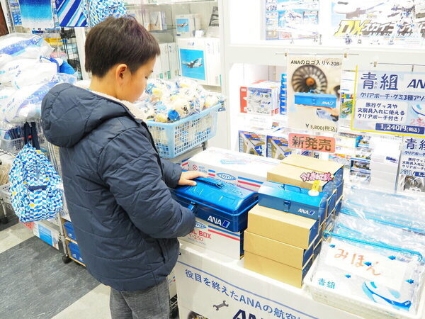 「飛行機がこんなに近くに！」至近距離で浴びるオーラに息子の瞳は一瞬で奪われた！ ANA格納庫見学レポ（東京・大田区）