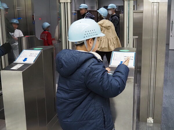「飛行機がこんなに近くに！」至近距離で浴びるオーラに息子の瞳は一瞬で奪われた！ ANA格納庫見学レポ（東京・大田区）