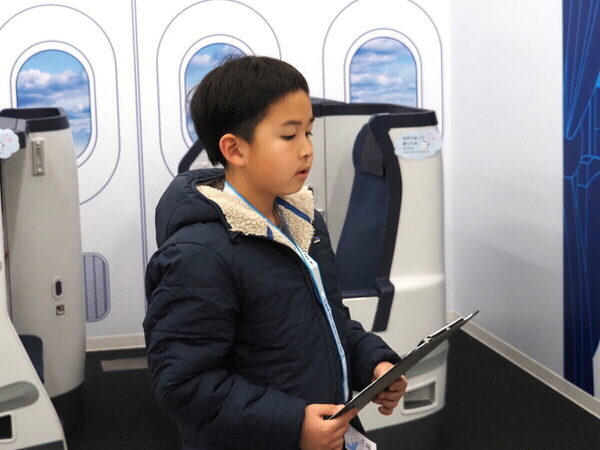 「飛行機がこんなに近くに！」至近距離で浴びるオーラに息子の瞳は一瞬で奪われた！ ANA格納庫見学レポ（東京・大田区）