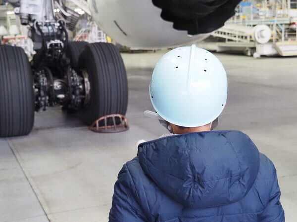 「飛行機がこんなに近くに！」至近距離で浴びるオーラに息子の瞳は一瞬で奪われた！ ANA格納庫見学レポ（東京・大田区）