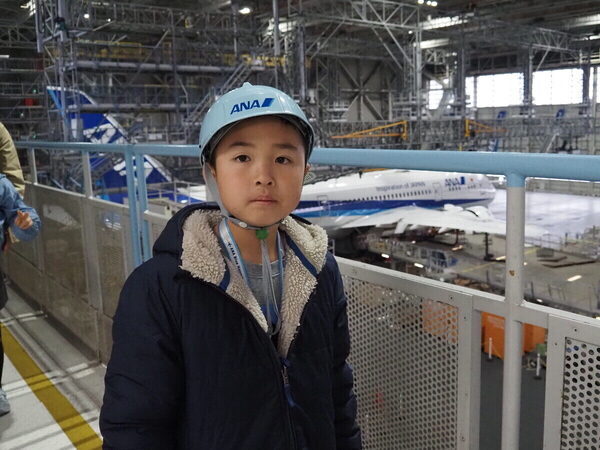 「飛行機がこんなに近くに！」至近距離で浴びるオーラに息子の瞳は一瞬で奪われた！ ANA格納庫見学レポ（東京・大田区）