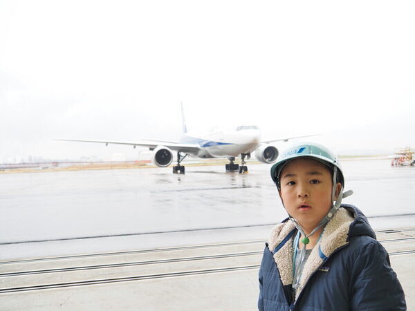 「飛行機がこんなに近くに！」至近距離で浴びるオーラに息子の瞳は一瞬で奪われた！ ANA格納庫見学レポ（東京・大田区）