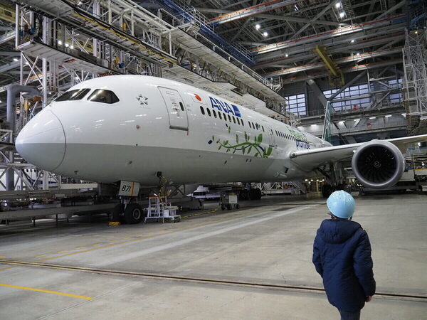 「飛行機がこんなに近くに！」至近距離で浴びるオーラに息子の瞳は一瞬で奪われた！ ANA格納庫見学レポ（東京・大田区）