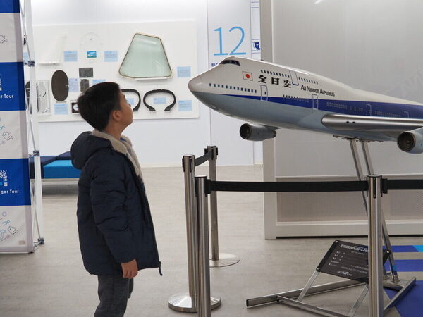 「飛行機がこんなに近くに！」至近距離で浴びるオーラに息子の瞳は一瞬で奪われた！ ANA格納庫見学レポ（東京・大田区）