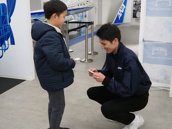 「飛行機がこんなに近くに！」至近距離で浴びるオーラに息子の瞳は一瞬で奪われた！ ANA格納庫見学レポ（東京・大田区）