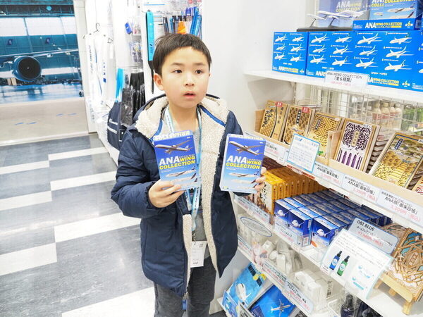 「飛行機がこんなに近くに！」至近距離で浴びるオーラに息子の瞳は一瞬で奪われた！ ANA格納庫見学レポ（東京・大田区）
