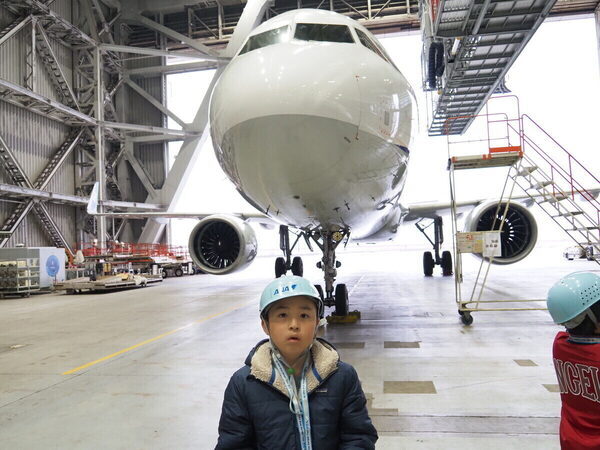 「飛行機がこんなに近くに！」至近距離で浴びるオーラに息子の瞳は一瞬で奪われた！ ANA格納庫見学レポ（東京・大田区）