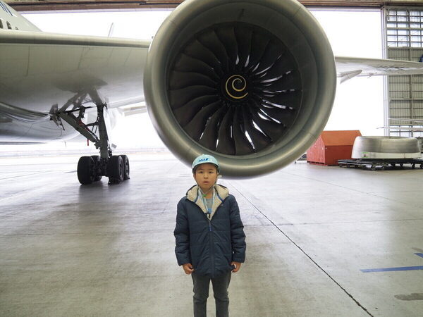 「飛行機がこんなに近くに！」至近距離で浴びるオーラに息子の瞳は一瞬で奪われた！ ANA格納庫見学レポ（東京・大田区）