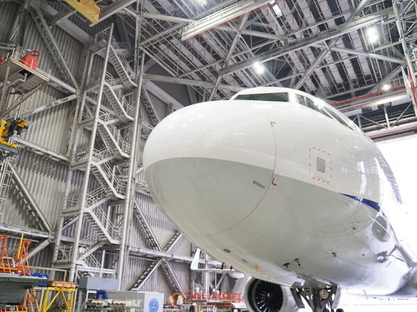 「飛行機がこんなに近くに！」至近距離で浴びるオーラに息子の瞳は一瞬で奪われた！ ANA格納庫見学レポ（東京・大田区）