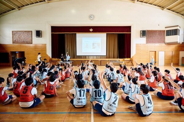 黒板が見えづらい子が5人に1人いる。子どもの視力矯正について親が知っておきたいデータが発表