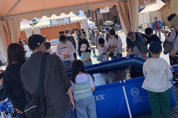 子どもは動物ふれあいで笑顔、大人はビールで乾杯♡ 横浜赤レンガの春祭りは家族みんなで満たされちゃう