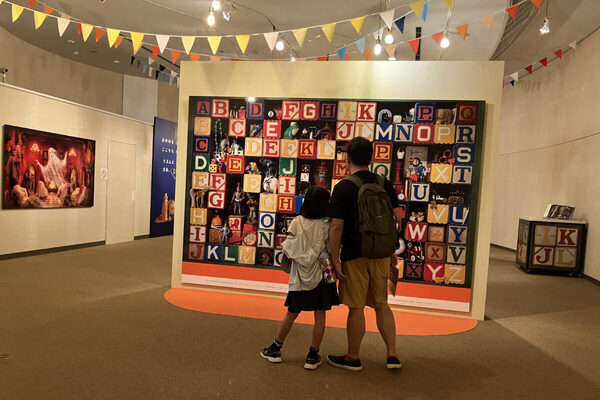 「ミッケ！」の絵本が巨大展示に…！親子で楽しめる『ミッケ！展』がリトルワールドにて開催中